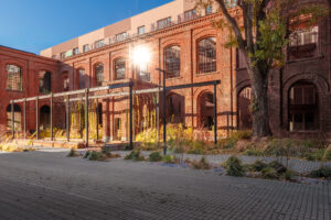 Rewitalizowana architektura industrialna w słońcu - Fot. PATRYK GRĄDYS Fotografia Patryk Grądys