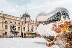 Zimowy krajobraz miejski z rzeźbą - Fot. PATRYK GRĄDYS Fotografia Patryk Grądys