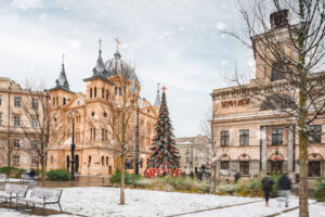 Zimowy plac miejski z choinką - Fot. PATRYK GRĄDYS Fotografia Patryk Grądys